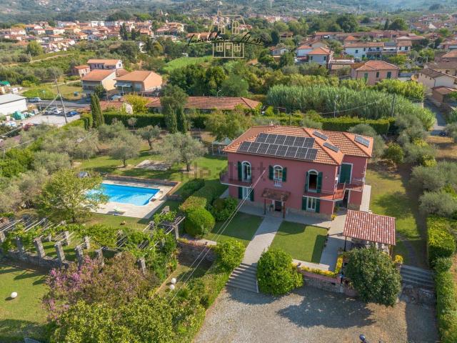 Villetta indipendente in vendita di 276 m² in Via Chiassina, 7