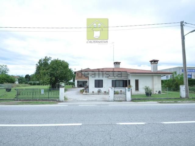 Villetta indipendente in vendita di 279 m² in Strada 14 Statale della Venezia Giulia, 54