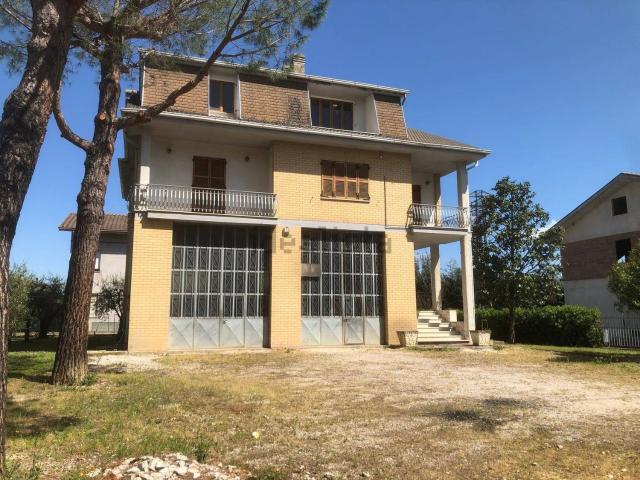 Villetta indipendente in vendita di 280 m² in Via C. Crivelli, 17