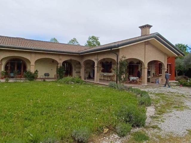 Villetta indipendente in vendita di 280 m² in Via Cavaizza
