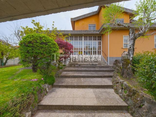 Villetta indipendente in vendita di 280 m² in Via Cesare Pavese