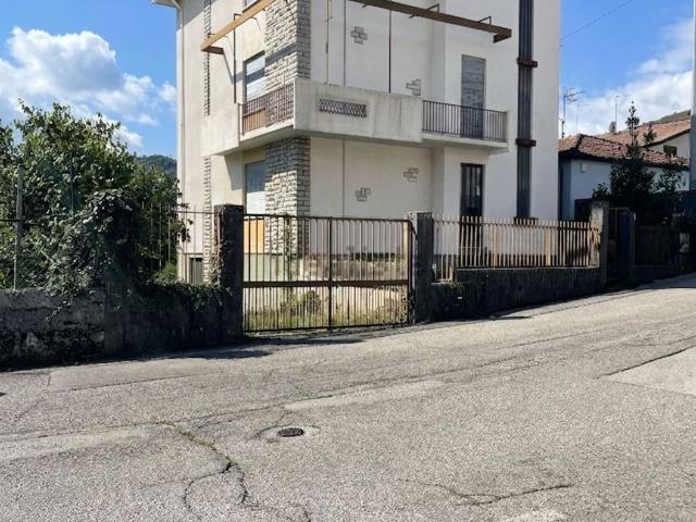 Villetta indipendente in vendita di 280 m² in Via Cimitero Vecchio, 4