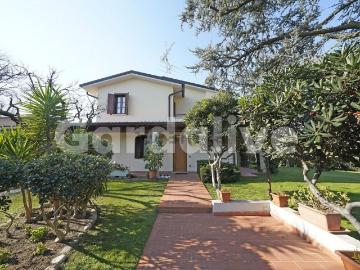 Villetta indipendente in vendita di 280 m² in Via Aosta