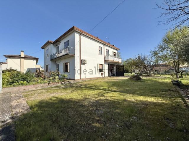 Villetta indipendente in vendita di 280 m² in Via Assisi