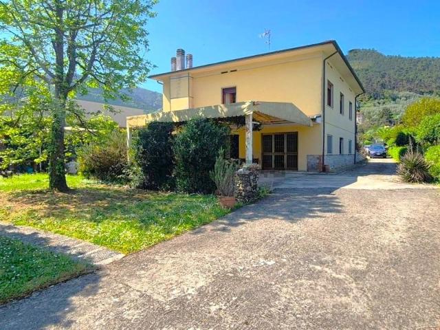 Villetta indipendente in vendita di 280 m² in Via della Chiesa, 21