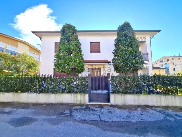Villetta indipendente in vendita di 280 m² in Via della Bassa