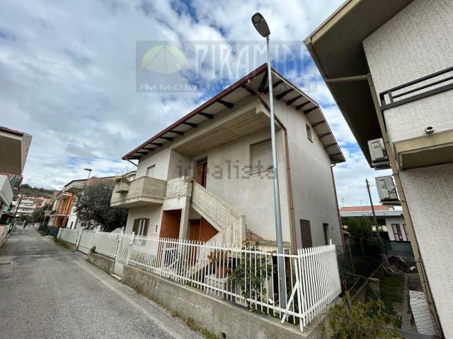 Villetta indipendente in vendita di 280 m² in Via della Repubblica, 2
