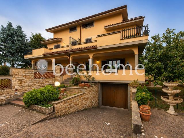 Villetta indipendente in vendita di 280 m² in Via delle Libellule, 114