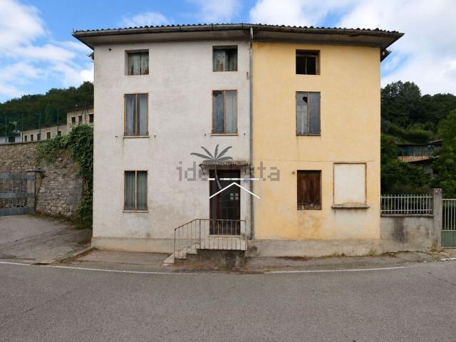 Villetta indipendente in vendita di 280 m² in Via Fontana, 16