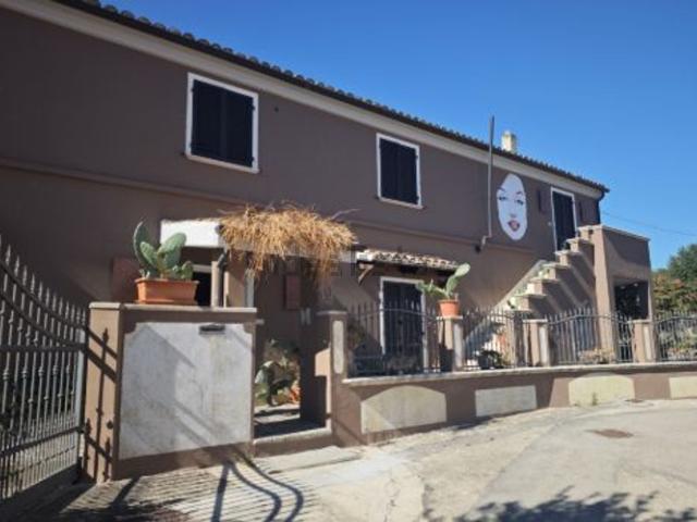Villetta indipendente in vendita di 280 m² in Via Indipendenza