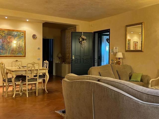 Villetta indipendente in vendita di 280 m² in Via Montalese