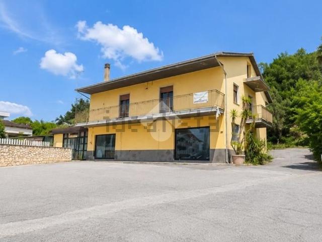 Villetta indipendente in vendita di 400 m² in Via Madre Teresa di Calcutta, 47