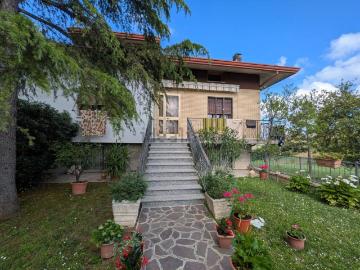 Villetta indipendente in vendita di 280 m² in Via Serra San Carlino
