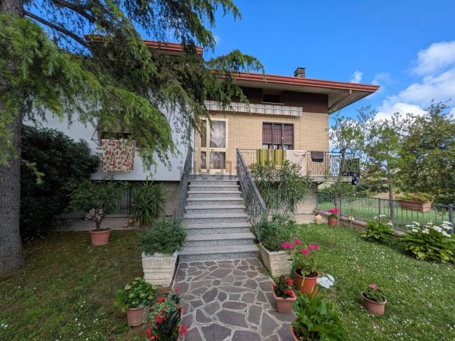 Villetta indipendente in vendita di 280 m² in Via Serra San Carlino