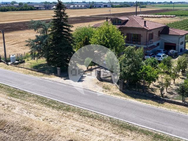 Villetta indipendente in vendita di 280 m² in Via Sinistra Tresinaro, 43