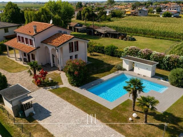 Villetta indipendente in vendita di 280 m² in Via Staffolo, 104