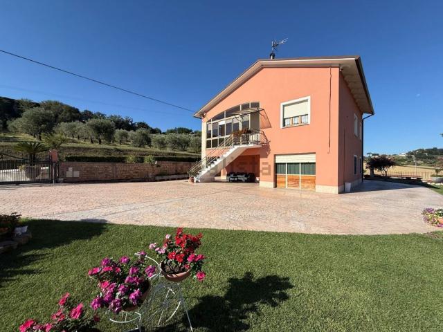Villetta indipendente in vendita di 280 m² in Contrada Giardino, 36