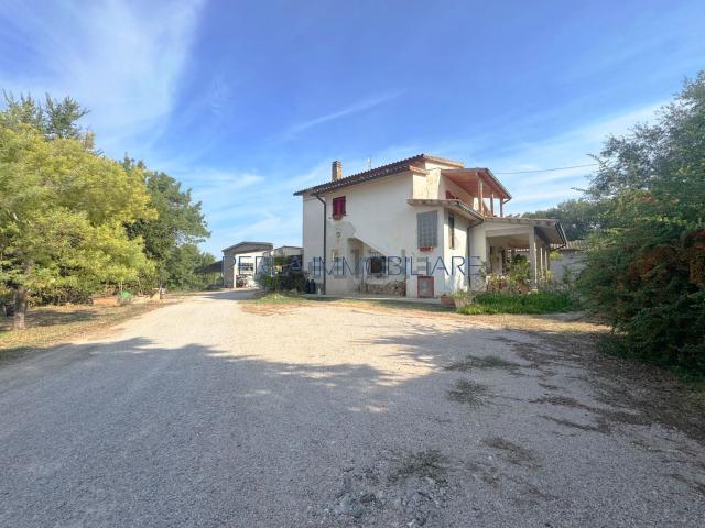 Villetta indipendente in vendita di 280 m² in Strada Provinciale Guinzoni