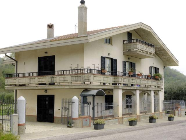 Villetta indipendente in vendita di 281 m² in Contrada Travazzano, 80