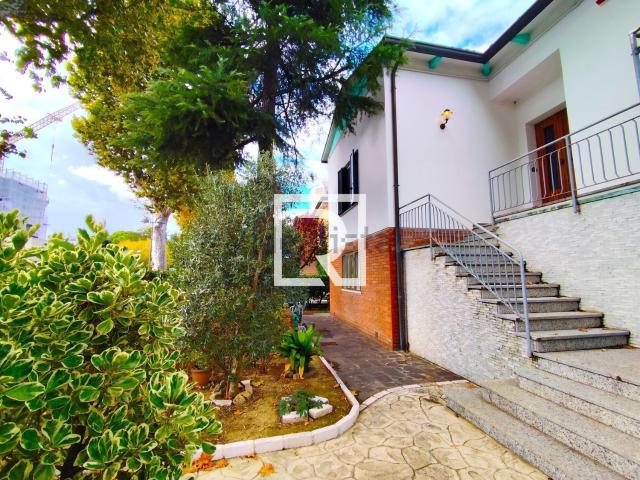 Villetta indipendente in vendita di 282 m² in Viale Dante