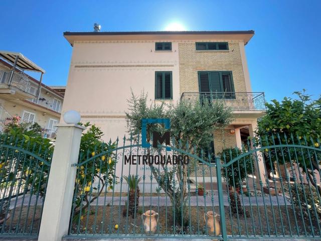 Villetta indipendente in vendita di 283 m² in Via Ischia, 241