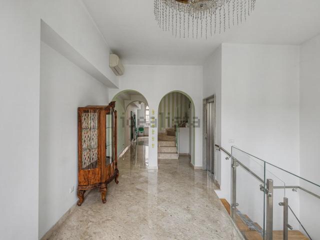 Villetta indipendente in vendita di 285 m² in Via Cimarosa Domenico