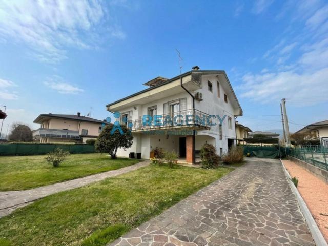 Villetta indipendente in vendita di 286 m² in Via Padova