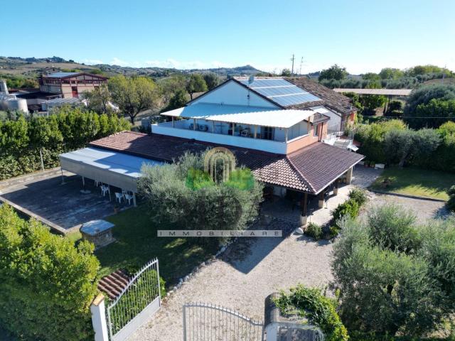 Villetta indipendente in vendita di 286 m² in Contrada Valle Cecchina, 4