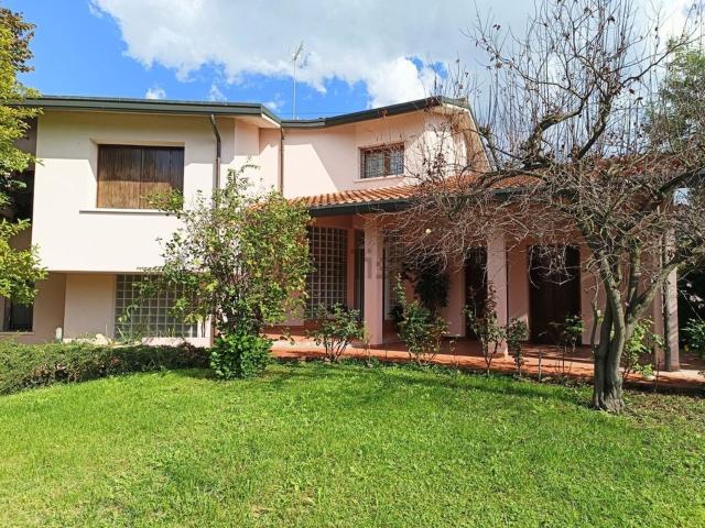 Villetta indipendente in vendita di 288 m² in Via Guglielmi, 7