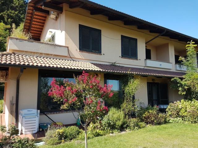 Villetta indipendente in vendita di 288 m² in Strada della Marca