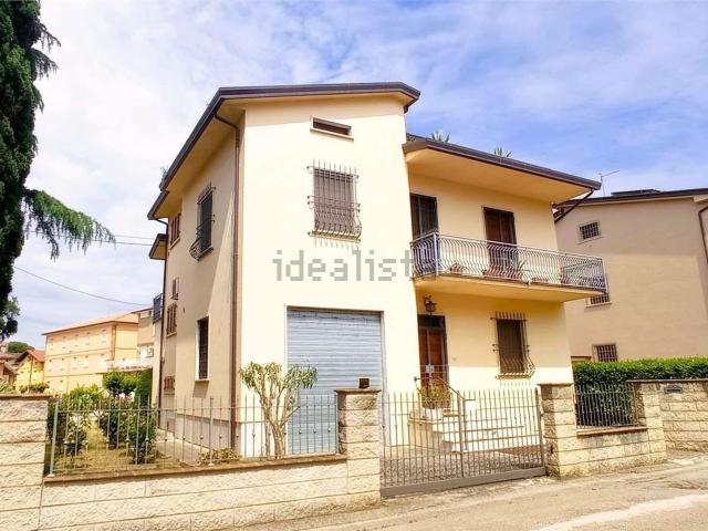Villetta indipendente in vendita di 289 m² in Via Giacomo Leopardi