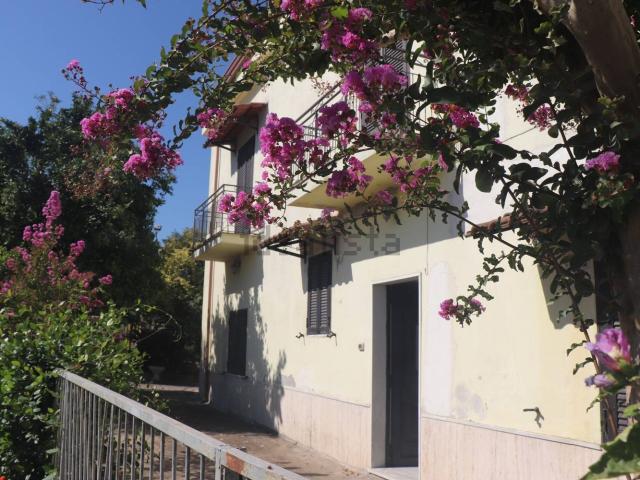 Villetta indipendente in vendita di 290 m² in Via Cantinella