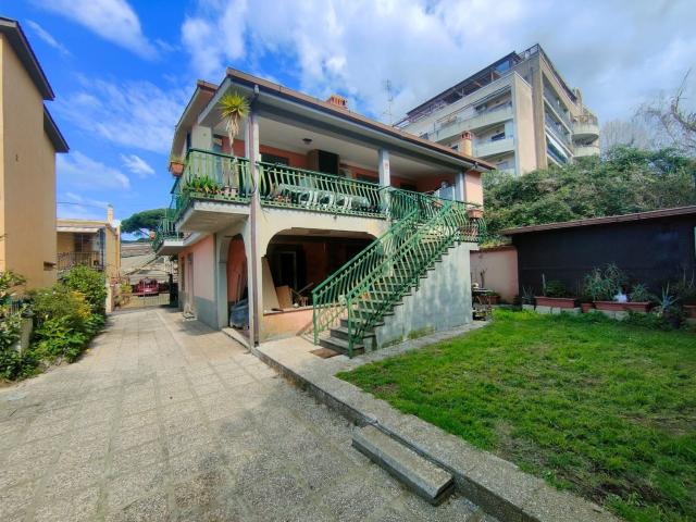Villetta indipendente in vendita di 290 m² in Via dei Bolognesi