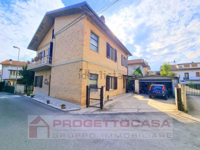 Villetta indipendente in vendita di 290 m² in Via Fratelli Cervi