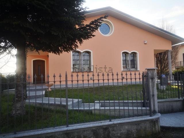 Villetta indipendente in vendita di 290 m² in Via Padania