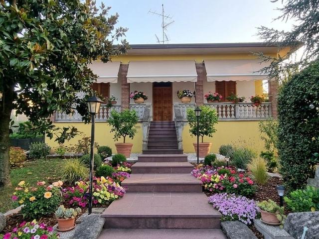 Villetta indipendente in vendita di 290 m² in Via XXV Aprile, 28