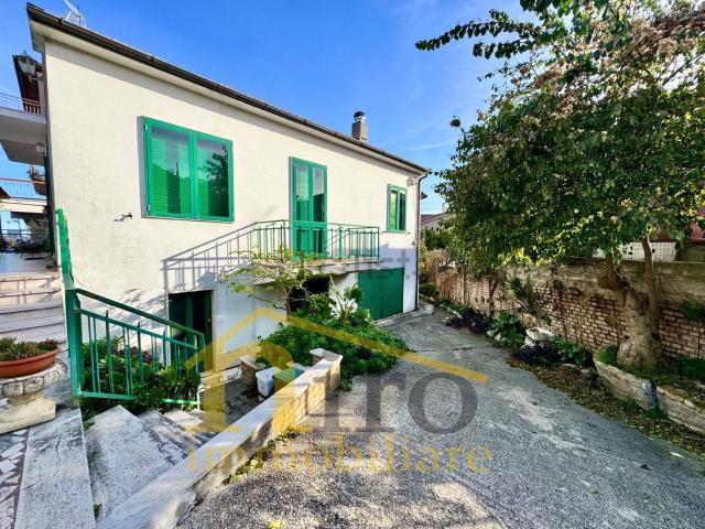 Villetta indipendente in vendita di 291 m² in Via Dante Alighieri, 110