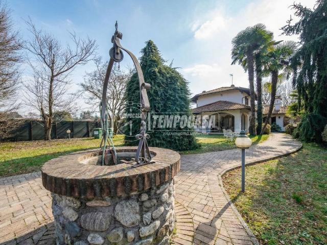 Villetta indipendente in vendita di 291 m² in Via Dante Alighieri