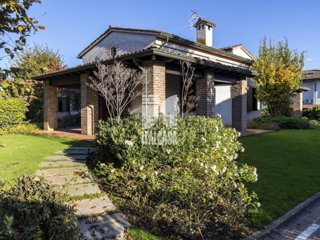 Villetta indipendente in vendita di 291 m² in Via Lev Tolstoj