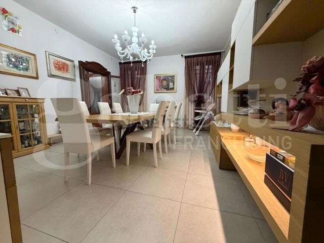 Villetta indipendente in vendita di 291 m² in Via Pietro Pegolini