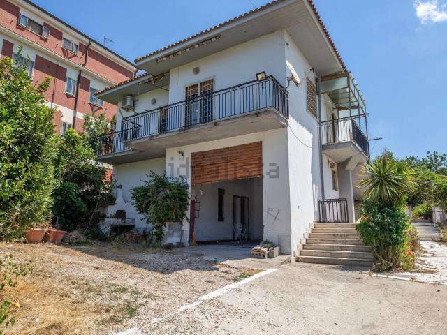 Villetta indipendente in vendita di 292 m² in Via Luigi Pietracqua