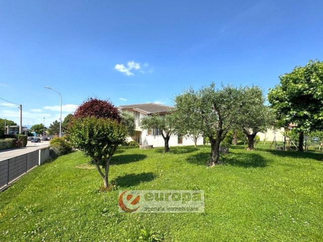 Villetta indipendente in vendita di 293 m² in Via Leonardo Da Vinci, 16