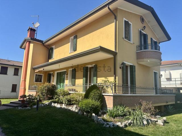 Villetta indipendente in vendita di 295 m² in Via Montecchia