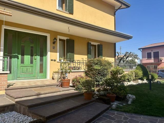 Villetta indipendente in vendita di 295 m² in Via Montecchia