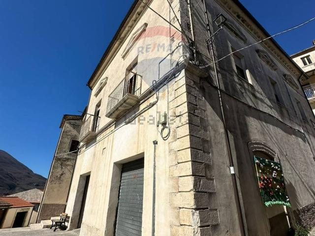 Villetta indipendente in vendita di 295 m² in Via P. Michele De Iorio, 20
