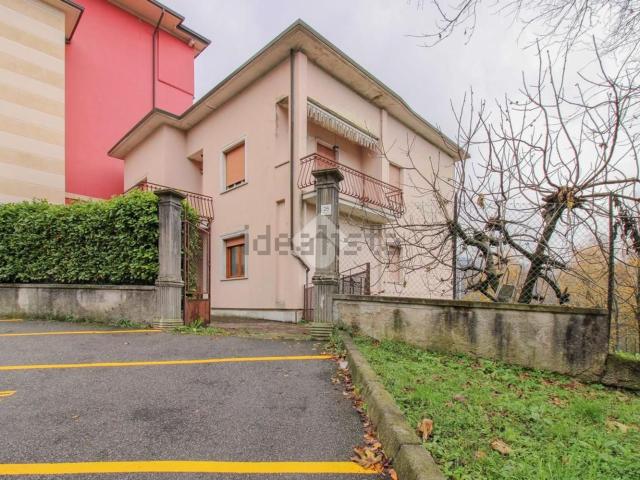 Villetta indipendente in vendita di 295 m² in Via Ragazzi del 99