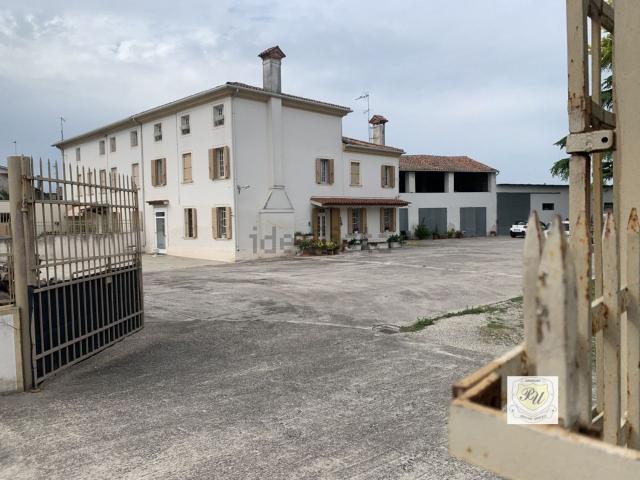 Villetta indipendente in vendita di 297 m² in Via XXVIII Aprile