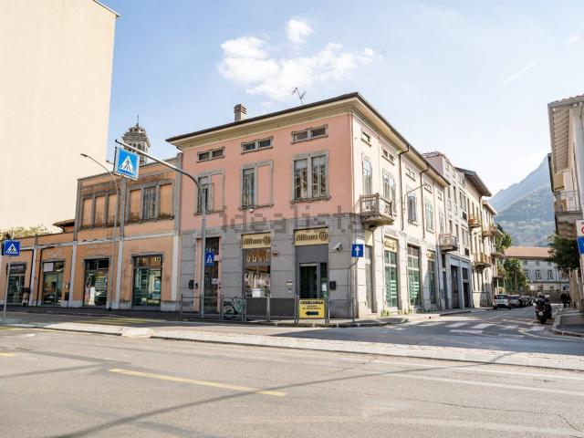 Villetta indipendente in vendita di 298 m² in Via Costituzione, 35