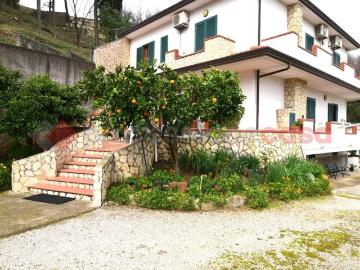 Villetta indipendente in vendita di 300 m² in Via Corticelle, 38