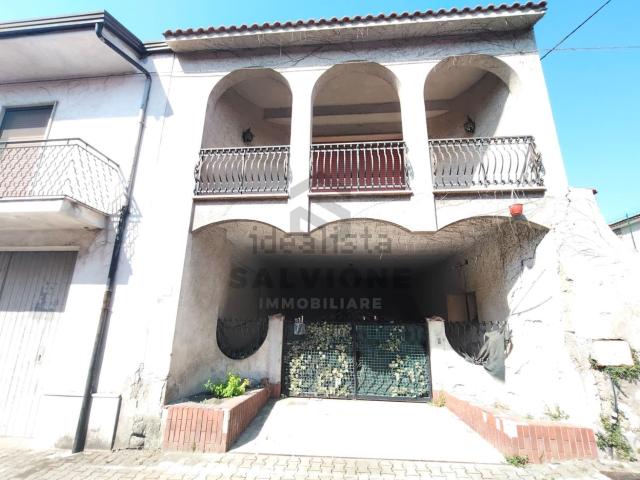 Villetta indipendente in vendita di 300 m² in Via Calore